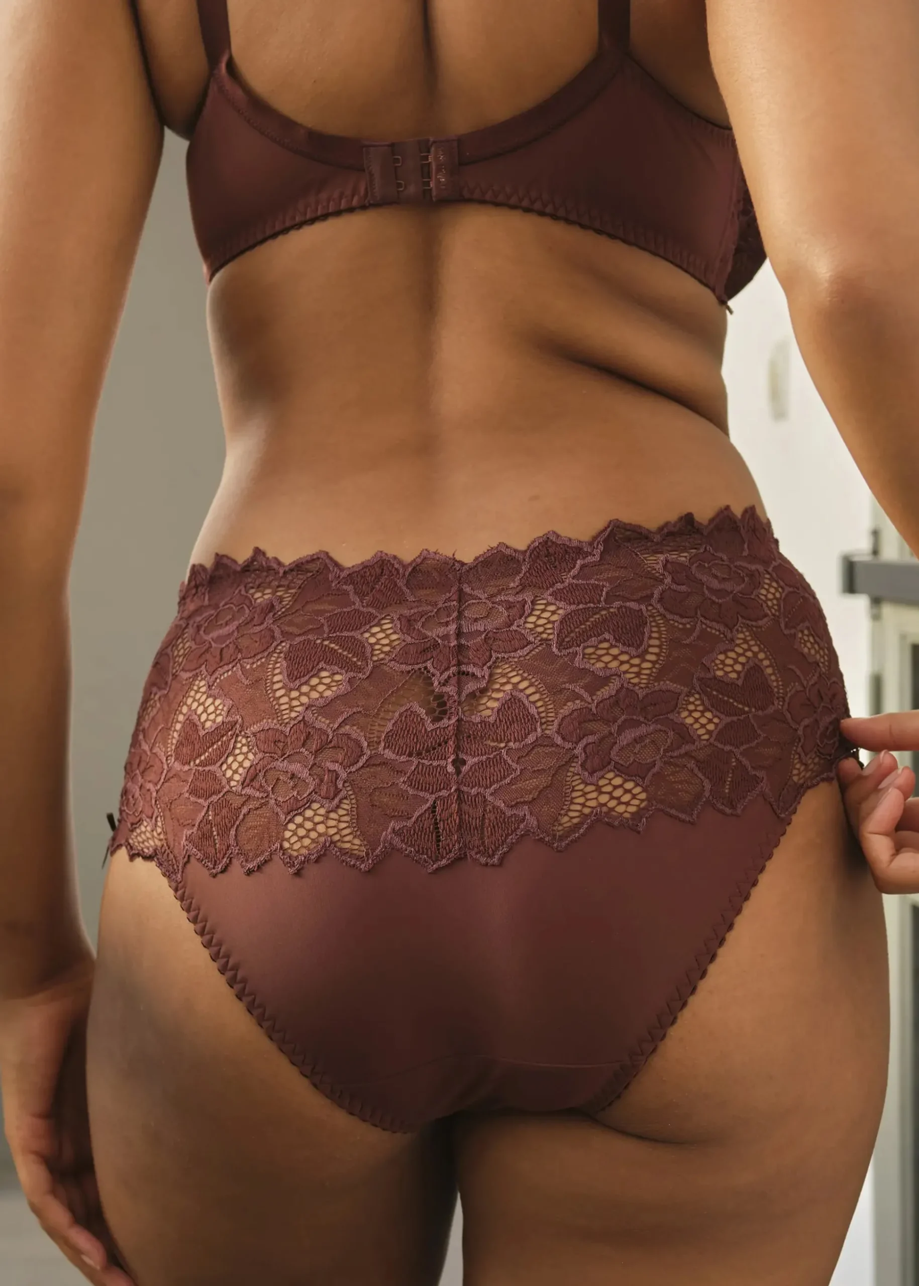 Medium briefs Arum